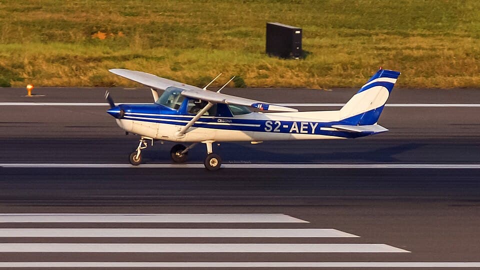 Cessna 152 exterior photograph