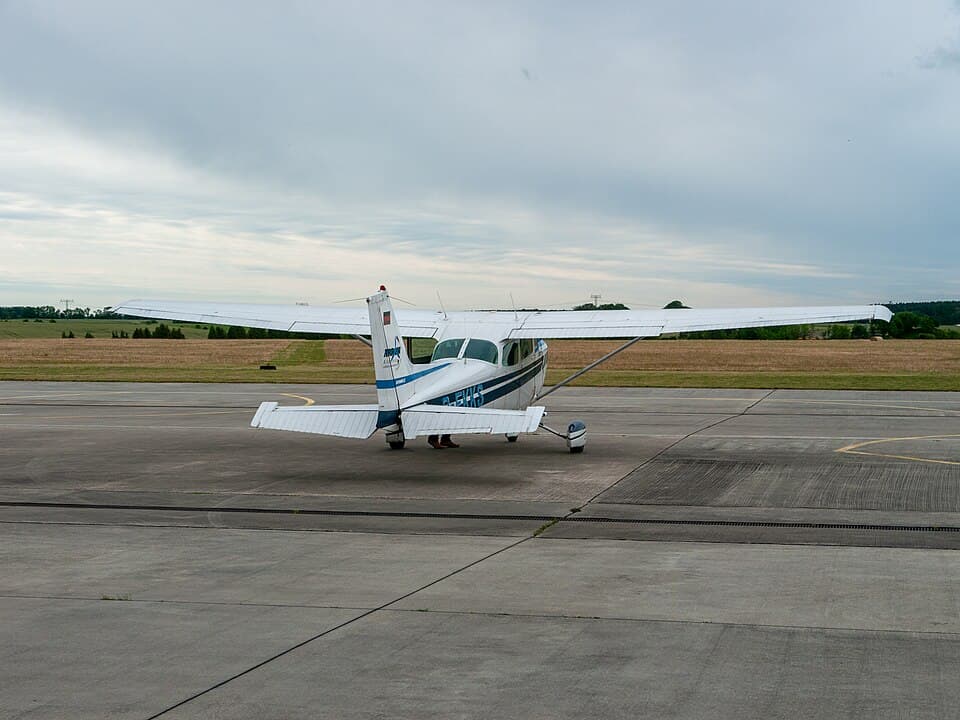 Cessna 172 Skyhawk exterior photograph