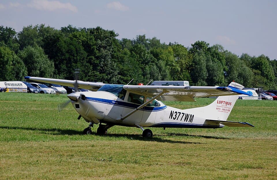 Cessna 182N Skylane exterior photograph