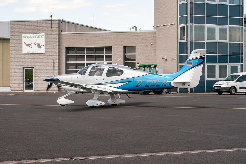 Cirrus SR22 exterior photograph