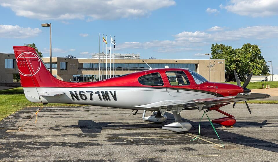 Cirrus SR22T exterior photograph