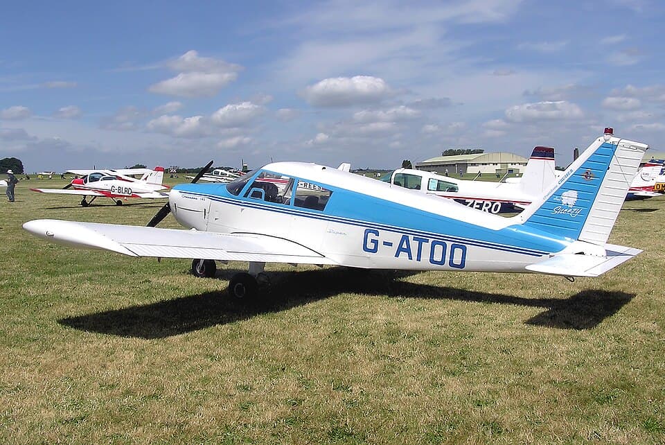 Piper PA-28-140 Cherokee exterior photograph