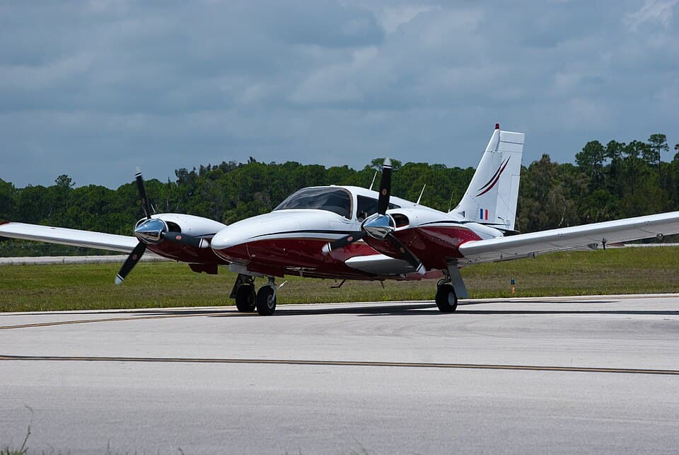Piper PA-34-220T Seneca III exterior photograph