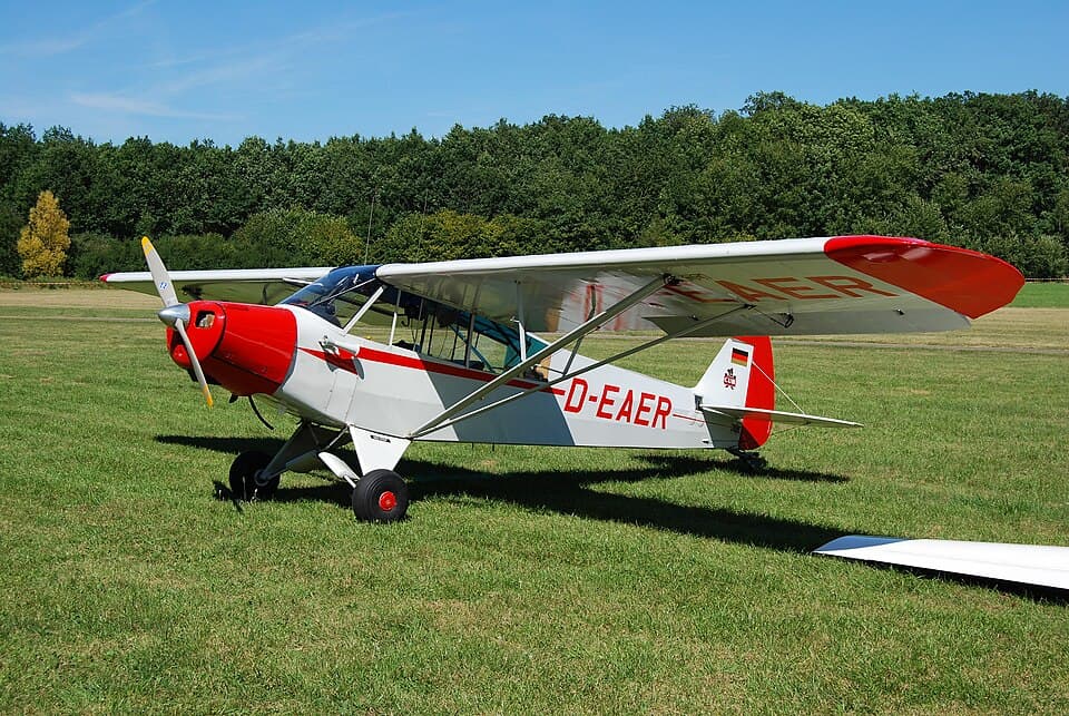 Piper PA-18 Super Cub exterior photograph