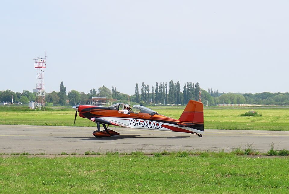 Van’s RV-7 exterior photograph